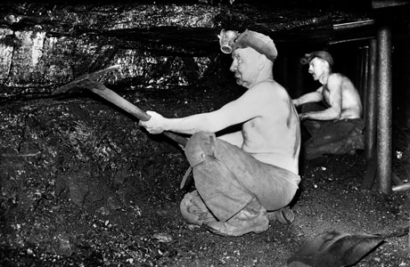 miners-working-on-the-coalface-in-the-40s-139695367